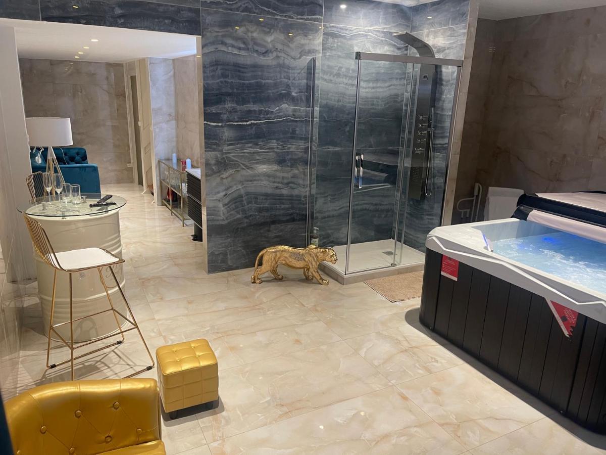 Golden Junior - Jacuzzi Apartment Руан Екстериор снимка