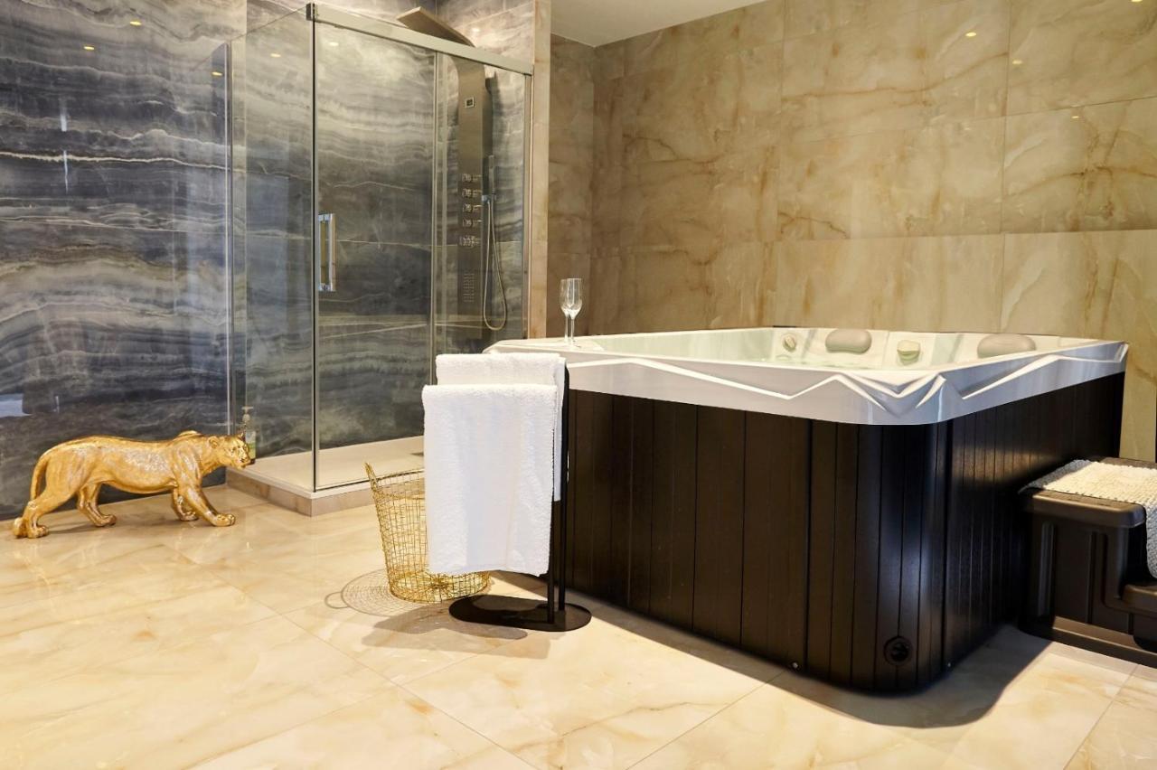 Golden Junior - Jacuzzi Apartment Руан Екстериор снимка
